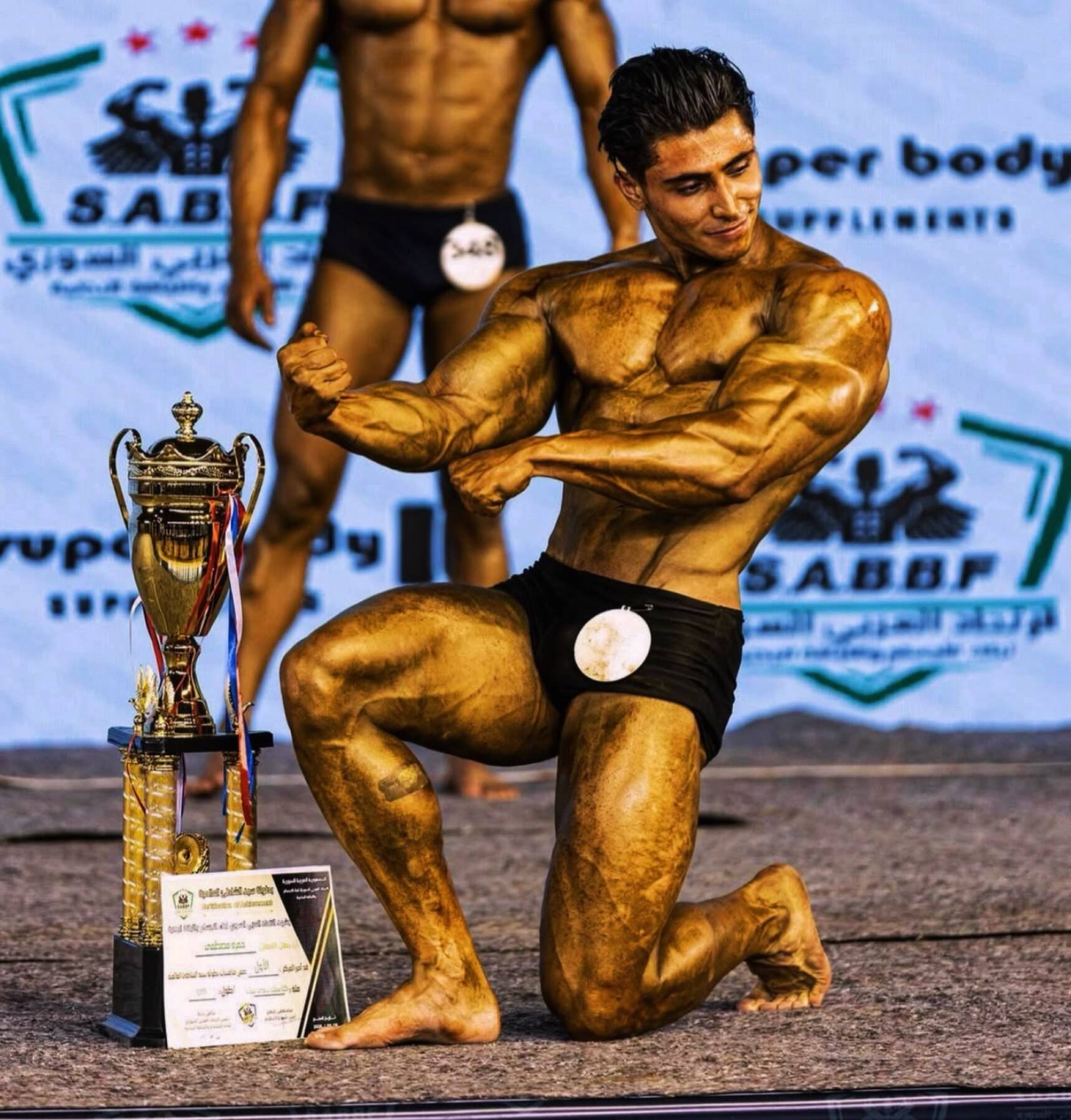 حمزة مصطفى مع الكأس على المسرح